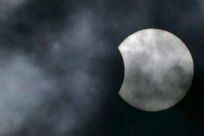 La Luna cubre parcialmente el Sol durante un eclipse solar en Zúrich, Suiza.
