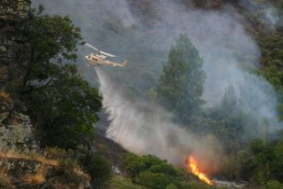 Un helicóptero estuvo ayer toda la mañana vertiendo agua en el monte próximo a Silván.