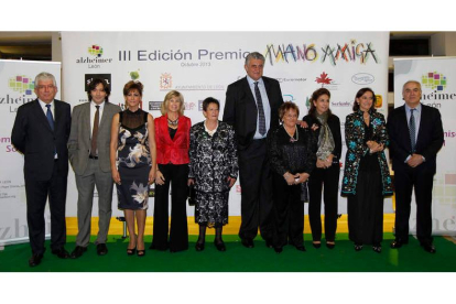 Los presentadores de la gala, Irma Soriano y Fernando Romay, rodeados por premiados y miembros de la asociación.