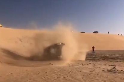 Vuelco de Fernando ALonso y Marc Coma con su Toyota en las dunas de Dakar 2020 en la décima etapa.