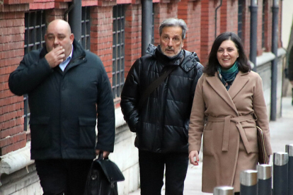 El expolítico berciano Pedro Muñoz a su llegada a la Audiencia Provincial de León. PEIO GARCÍA