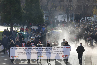 Miles de hosteleros de León llegaban a la Junta para boicotear el acceso al edificio. FERNANDO OTERO