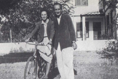 Leopoldo Panero y su esposa, Felicidad Blanc, en Castrillo de las Piedras.