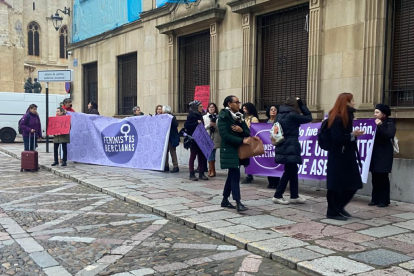 Feministas bercianas a la entrada de la Audiencia en la primera jornada del juicio. RAMIRO