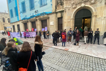 Feministas bercianas a la entrada de la Audiencia en la primera jornada del juicio. RAMIRO