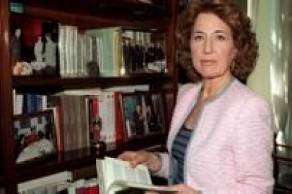 La historiadora madrileña Carmen Iglesias en la biblioteca de su casa