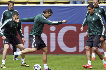 Khedira, centro, participa junto a sus compañeros en el último entrenamiento en Dortmund.