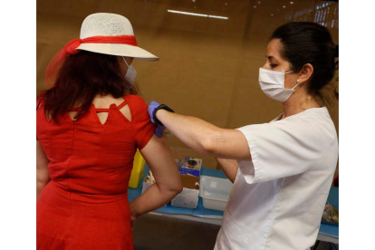 En León se vacunaron ayer contra el coronavirus 3.558 personas. FERNANDO OTERO