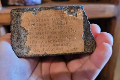Detalle del framento del meteorito que cayó en Reliegos en 1947 y que ahora ha salido a subasta. DL