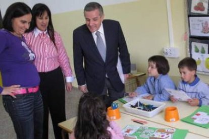 Mercedes Fernández y Emilio Gutiérrez, junto a los representantes del colegio, en un aula del centro