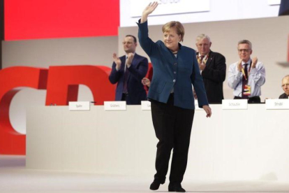 La cancillera alemana, Angela Merkel, se despide de los asistentes al congreso de la CDU, en Hamburgo.