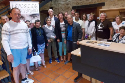 La alcaldesa, concejales y miembros de Cosamai en la inauguración de las jornadas. PLANILLO