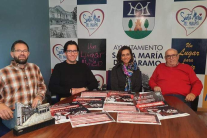 La alcaldesa Alicia Gallego con los impulsores del Black Friday Paramés. DL