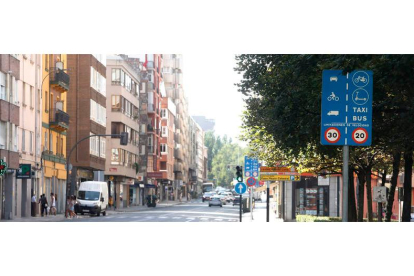 La avenida Alcalde Miguel Castaño es una de las vías de la capital donde la Policía Local ha sancionado a más vehículos por sobrepasar el límite de 30 kilómetros/hora. RAMIRO
