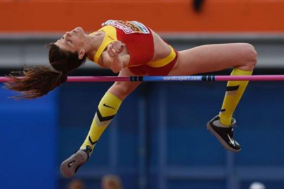 Beitia supera el listón, colocado a 1,98 metros, que le dio ayer en Amsterdam la medalla de oro.