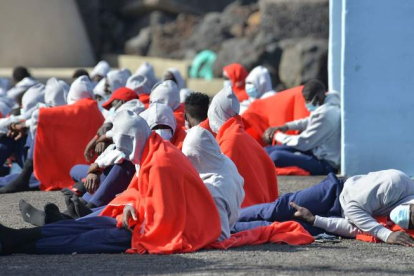 Personas migrantes que llegaron ayer en patera a la isla de El Hierro, en Canarias. GELMERT FINOL