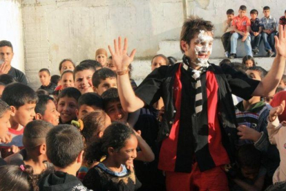 Actuación de Pallasos en Rebeldía ante unos niños palestinos.
