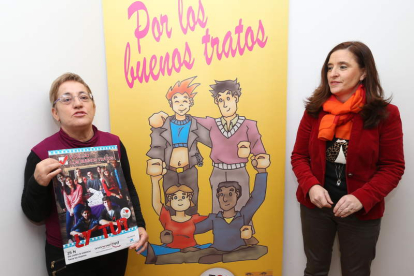 Menchu Monteira e Isabel Baílez, ayer con los carteles de la campaña «Por los buenos tratos».