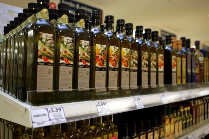 Lineal en un supermercado de diferentes aceites de oliva. TOM HEVEZI