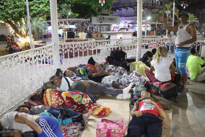 Migrantes durmiendo en la calle de México. JUAN MANUEL BLANCO
