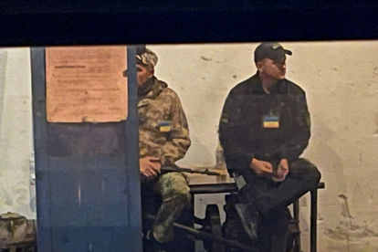 Dos soldados ucranianos en el andén de una de las estaciones. LA 8 CYLTV
