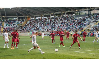 El partido amistoso con el que Catar preparó su Mundial de fútbol en el Reino de León. MIGUEL F. B.