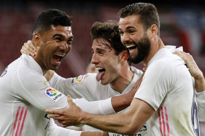 Casemiro y Odriozola celebran el gol de Nacho que mantiene al Madrid en la pelea por la Liga. L. TEJIDO