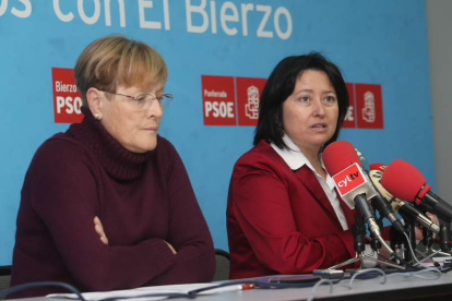 Rita Prada y Ángela Marqués, ayer en la sede del PSOE de Ponferrada.