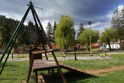 El juego de la tirolona ubicado en el parque infantil municipal de Cistierna. CAMPOS