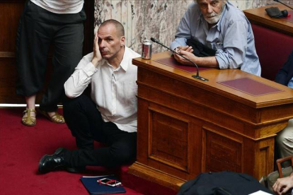 El ministro griego de Finanzas, Yanis Varufakis, asiste a una sesión en el Parlamento en Atenas, Grecia.