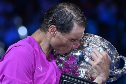 Rafa Nadal, el mejor tenista de todos los tiempos, besa el trofeo de su 21 Grand Slam. DAVE HUNT