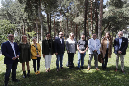 Ediles del PP y candidatos, ayer con Morala, Ester Muñoz y la consejera Isabel Blanco. L. DE LA MATA