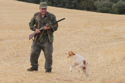 Un cazador disfruta con su perro de una buena jornada cinegética.
