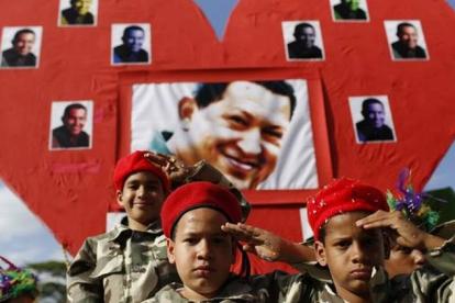 Varios niños recuerdan a Hugo Chávez durante un desfile de carnaval, el martes en Caracas.