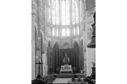 Un desconocido altar
mayor de la Catedral. CASA MORENO