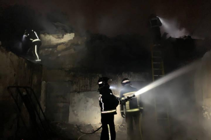 Los Bomberos de León sofocaron el incendio en el viejo molino abandonado