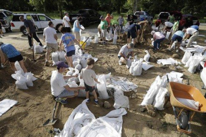 Vecinos de Baton Rouge colocan bolsas de arena para afianzar estructuras ant la inminente llegada de ’Barry’.
