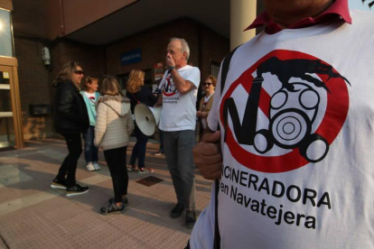 Los vecinos de Navatejera en una protesta contra la planta