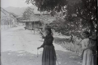 Pontón. Mujer hilando (1892-1930). CONDE DE POLENTINOS