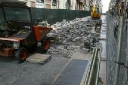 El Ayuntamiento compra cada año material para reparar calles deterioradas en la ciudad