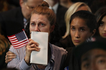 La reacción de los seguidores de la candidata demócrata Hillary Clinton al confirmarse su derrota electoral, el martes 8 de noviembre de 2016, en el Jacob K. Javits Convention Center, en Nueva York (Estados Unidos).