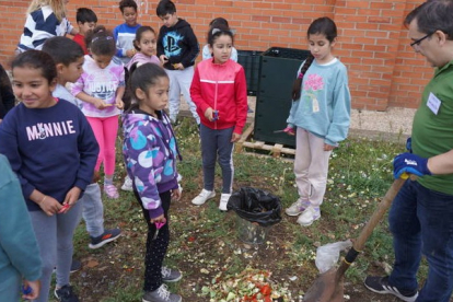 Taller para hacer compost para los huertos del colegio desarrollado en los últimos días. J. NOTARIO