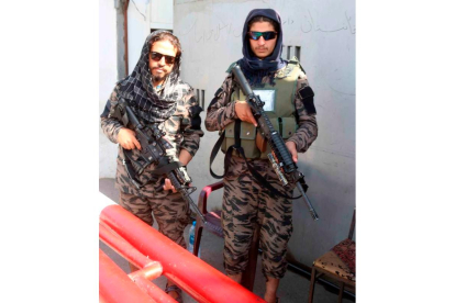 Dos talibanes montan guardia ante la oficina del portavoz del emirato, Zabiullah Mujahid. AKHTER GULFAM
