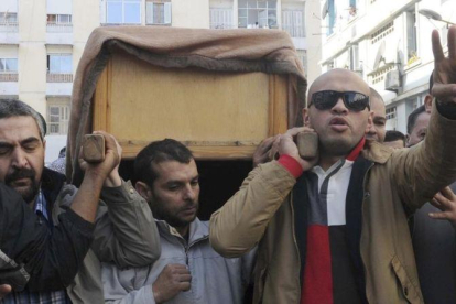 Momento del funeral en Argel del periodista Mohamed Tamalt.