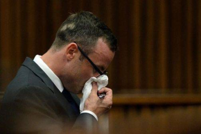 Oscar Pistorius, durante la sesión de este lunes del juicio en el Tribunal Superior de Pretoria por la muerte de su novia.