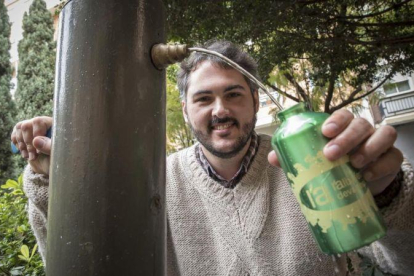 El ambientólogo Andreu Escrivà, con la cantimplora en una fuente de Valencia.