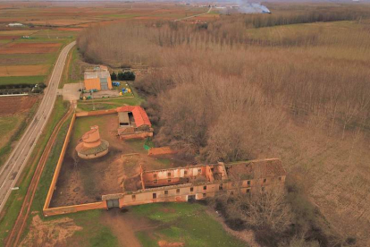 Vista aérea del histórico Molino de los curas de Mansilla de las Mulas. DL