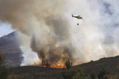 Imagen del incendio tras su propagación a la provincia de Salamanca.
