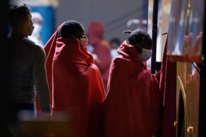 Personas migrantes llegadas en cayuco en la madrugada del lunes a Canarias. RAMÓN DE LA ROCHA