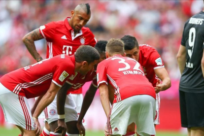 Los jugadores del Bayern hablan antes del lanzamiento de una falta, este sábado en el partido contra el Colonia.